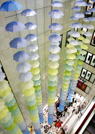 梅雨入り間近、カラフルな傘でアピール 東京
