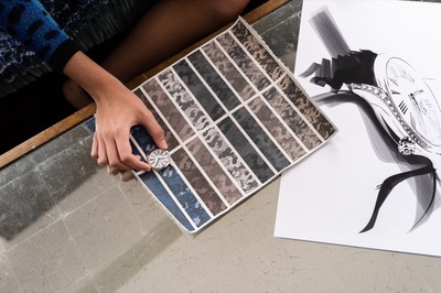 「オメガ」カイア・ガーバーデザイン、“トレゾア”ウォッチストラップ