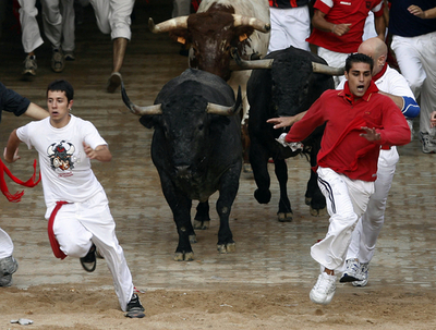 牛追い祭りで親権危うし