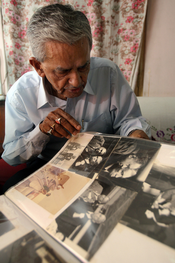 訪印中の安倍首相、東京裁判のパール判事の息子らと面会