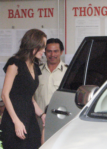 アンジェリーナ・ジョリー、3歳の男の子を養子へ - ベトナム