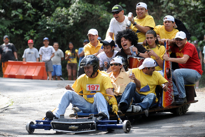 下り坂で走って転んで、コロンビアの手作りカート競争
