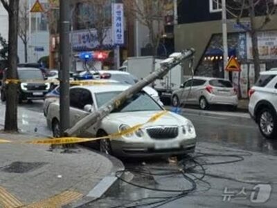 韓国・貨物車が電線に接触、通信柱3本倒壊…光ファイバー損傷、広範囲に通信障害