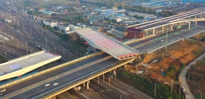 中国初の3次元非対称な吊りかご回転式施工が成功