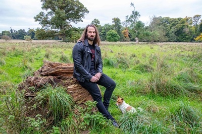 所有地を再野生化 デスメタルを愛するアイルランドの「環境派」男爵