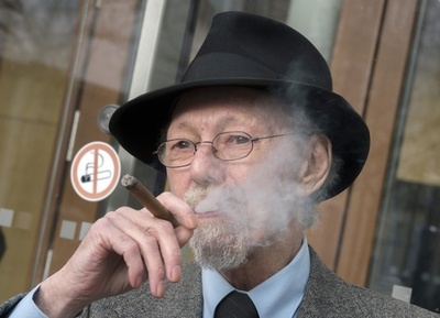 ドイツの裁判所、76歳愛煙家への立ち退き要求を却下