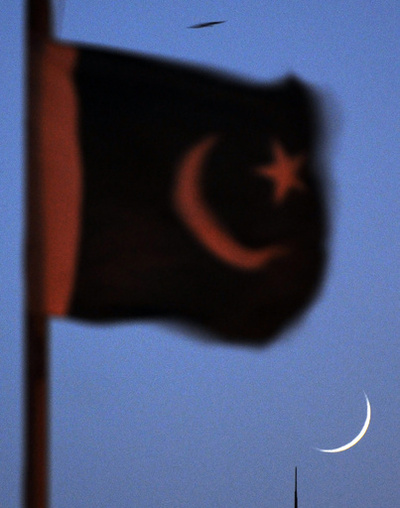 パキスタンの部族会議、既婚女性と不倫の10歳少年に罰金 