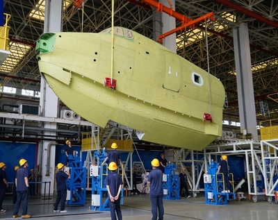 中国が自主開発した水陸両用機「AG600」の初号機 機首の大型部品を引き渡し