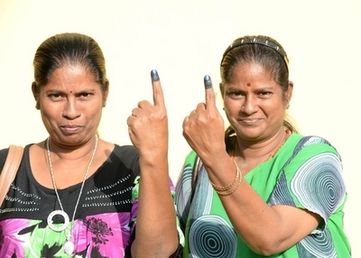 マレーシア下院選、初の政権交代が焦点