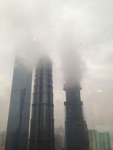 濃いスモッグで超高層ビル火災と勘違い、ネットで騒ぎに 上海