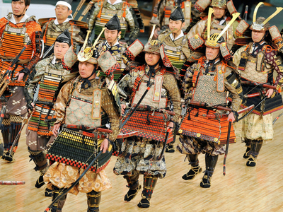 新年を祝う祭事に鎧姿の人々