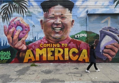 「米国にやって来る」、LAにドーナツとミルクシェイク持つ金委員長の壁画