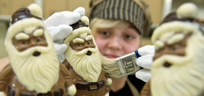 もうクリスマスの準備！ドイツのお菓子工場大忙し