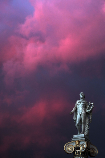 夕暮れのアポロ神像