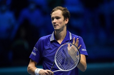 メドベが白星発進、ベレッティーニは涙の棄権 ATPファイナルズ