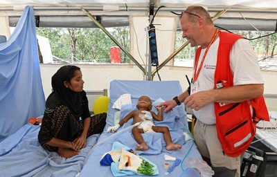 傷ついたロヒンギャを日に200人治療、難民キャンプの野戦病院