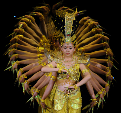 中国障害者芸術団、アルジェリアで「千手観音」を披露