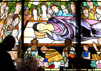 【写真特集】まばゆい仏の世界　寺院のステンドグラス