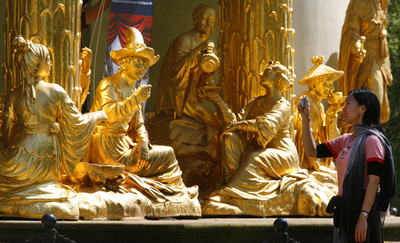 独サンスーシ宮殿公園にある中国茶館の黄金像