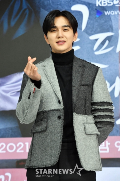 俳優ユ・スンホ、YGエンターテイメントと専属契約を締結 – KOREA WAVE