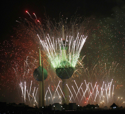 クウェートで独立50周年記念日、夜空に花火