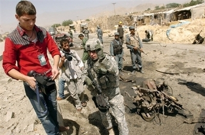 アフガニスタン首都で自爆テロ、米国人2人死亡か