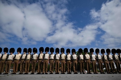 【今日の1枚】クマ毛皮帽子「ベアスキン」で横一列 英