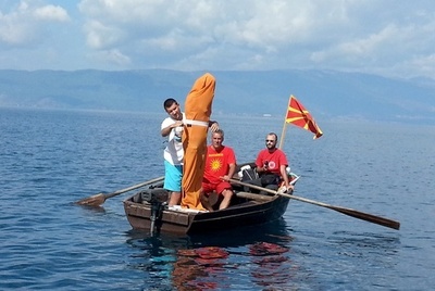 全身袋に入って2キロ遠泳、ギネス記録に挑戦 マケドニア