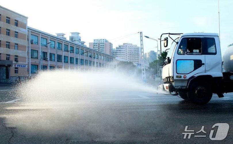 散水車が平壌市内の道路や芝生に水をまいている＝筆者提供 (c)news1