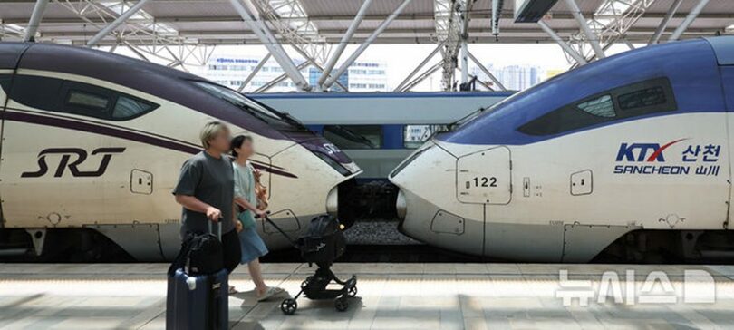 ソウル駅のホームに停車するKTXとSRTの連結列車(c)NEWSIS