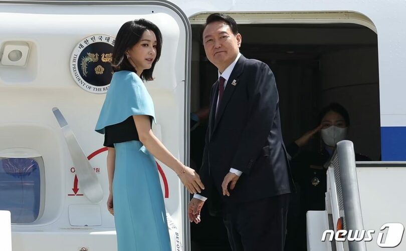 2022年6月30日、専用機に搭乗する韓国のユン・ソンニョル（尹錫悦）大統領（当時）と妻キム・ゴニ氏＝大統領室写真記者団提供(c)news1