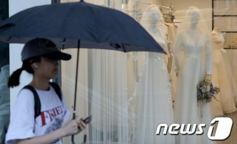 ソウル市麻浦区のウェディングタウンのドレスショップ(c)news1
