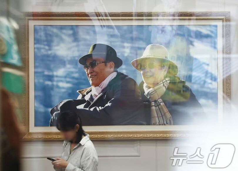 ソウル・龍山の教団本部ロビーに掲げられたハン・ハクチャ総裁とムン・ソンミョン（文鮮明）氏の写真(c)news1