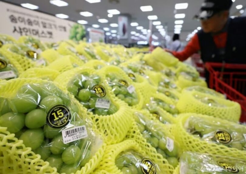 ソウル市内の大型マート果物コーナーを見て回る買い物客(c)MONEYTODAY