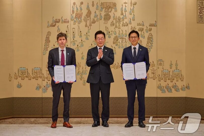 （左から）オープンAIのアルトマンCEO、イ・ジェミョン大統領、ペ・ギョンフン科学技術情報通信相＝大統領室提供(c)news1