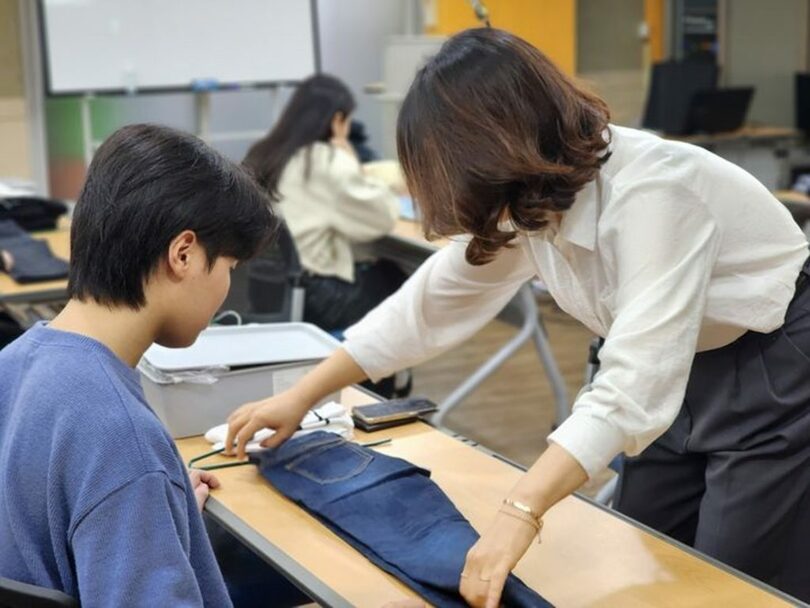 釜山市自立支援センターで開かれた「自立準備青年」のための社会スキル教育＝釜山市自立支援センター提供(c)NEWSIS