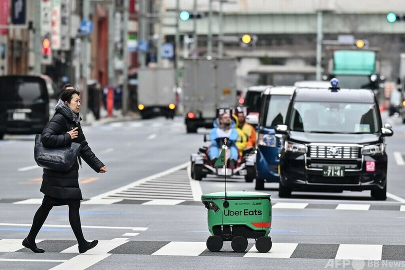 【今日の1枚】横断歩道をわたる宅配ロボット、当たり前の光景に？ 東京