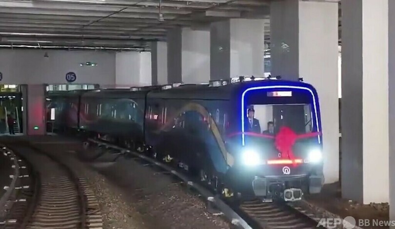 世界初の炭素繊維製地下鉄車両 中国山東省青島で営業運転開始