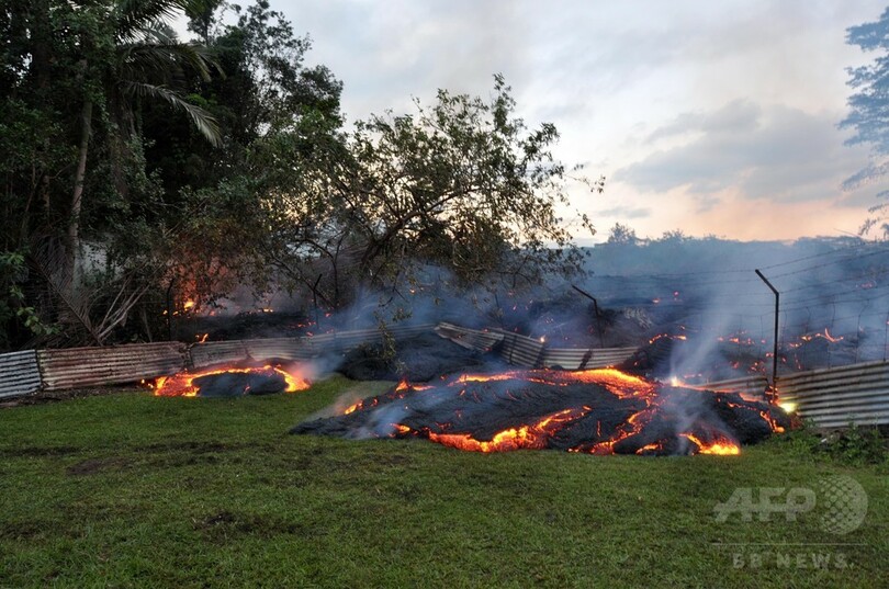 住宅敷地内に進入した溶岩、ハワイ島