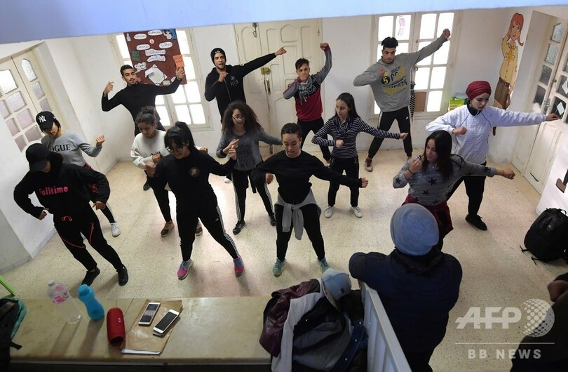 「自由」を得た革命から8年、困窮する若者 チュニジア