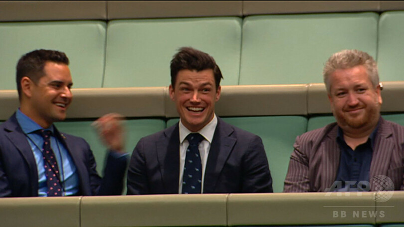 豪同性愛男性議員、議場でプロポーズ 同性婚合法化法案の審議中