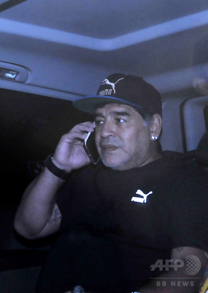 手元にあるのに?  パスポート「盗難」報告でマラドーナ氏出国できず