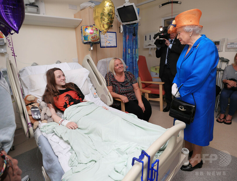 エリザベス女王、爆破事件の負傷者が入院する病院を訪問