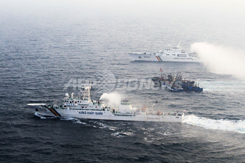 違法操業の中国漁船団、合体して取り締まりに対抗