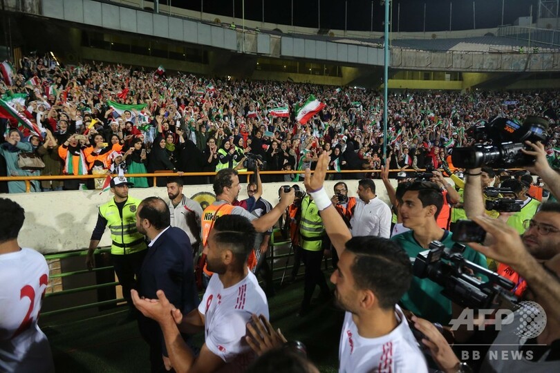 イラン女性が40年ぶりサッカー生観戦、14発の圧勝劇を楽しむ