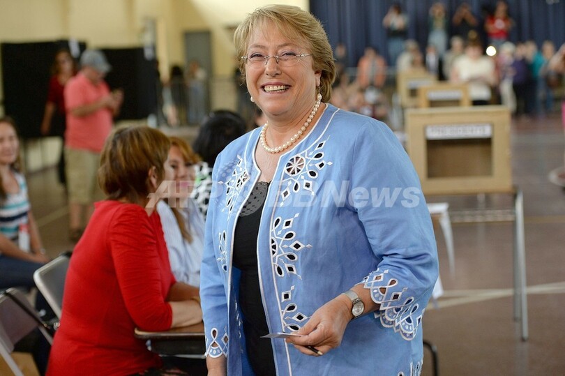 チリ大統領選でバチェレ氏勝利、2女性候補が決選投票