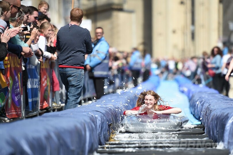 街中に巨大ウオータースライダー出現、体験希望者殺到 英国