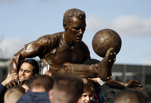 アーセナルがベルカンプ氏の銅像をお披露目 写真10枚 国際ニュース