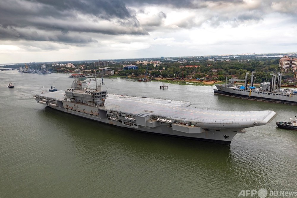 インド初の国産空母、試験航行開始 海軍力強化で中国に対抗 写真9枚