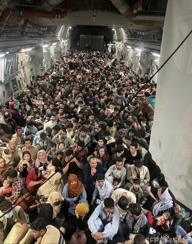 米軍機内にアフガン人600人超 劇的な退避作戦の写真公開